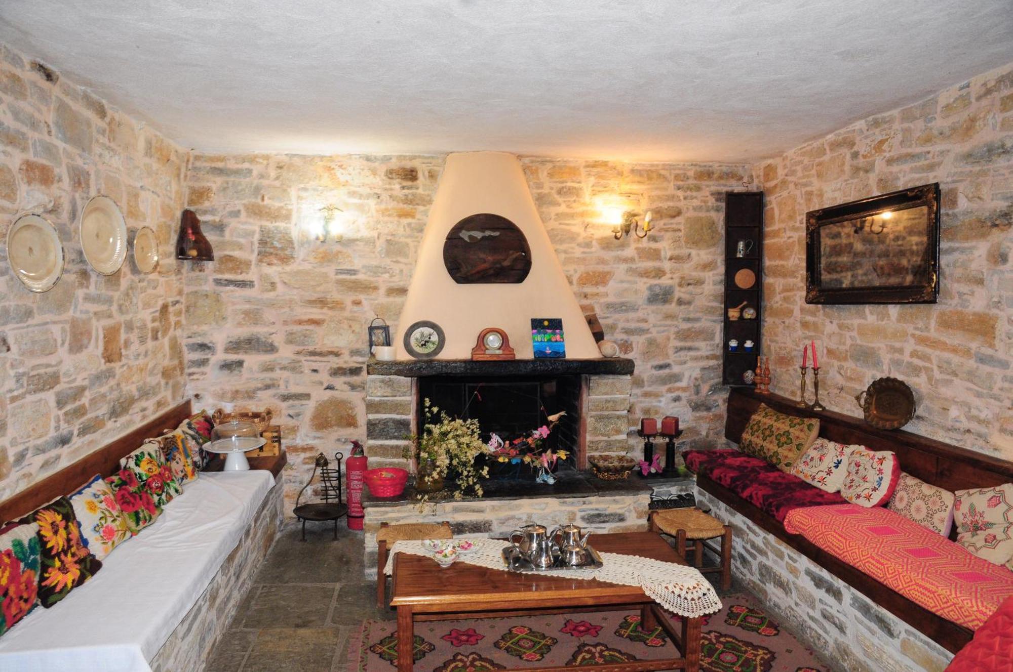 Hotel Archontiko Parisis Lafkos Esterno foto