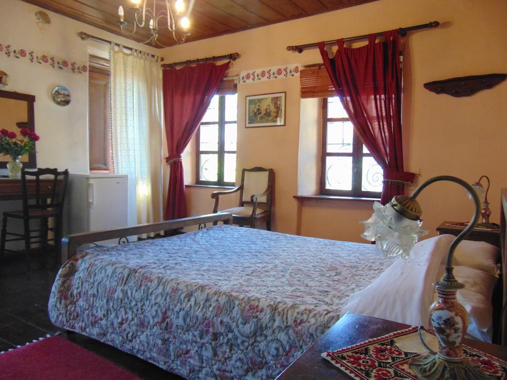 Hotel Archontiko Parisis Lafkos Esterno foto